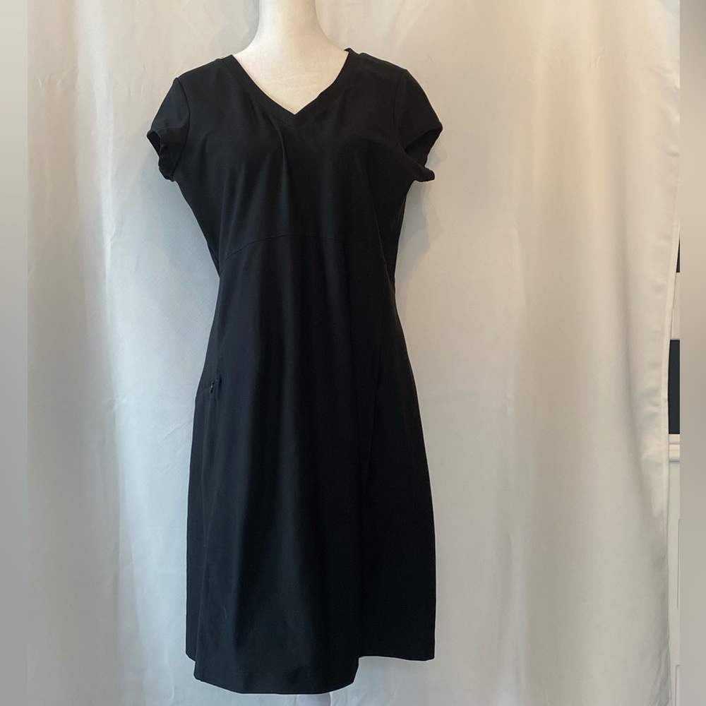 L L Bean Minimal Black Athleisure Exercise Dress MD V-neck Short Sleeve Pockets